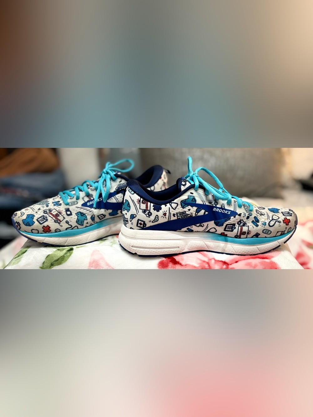 Brooks Hero Nurse Print Sneakers Size 9 + Matching Bag 💙 Medical Edition - Picture 4 of 9